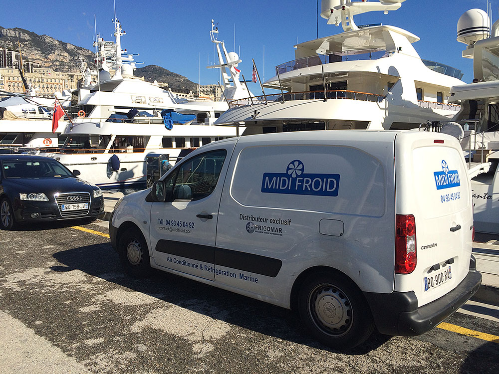 Technicien Midi Froid en intervention sur un yacht